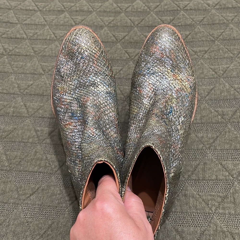 ANTHROPOLOGIE: SEYCHELLES leather iridescent zippered boots size 7